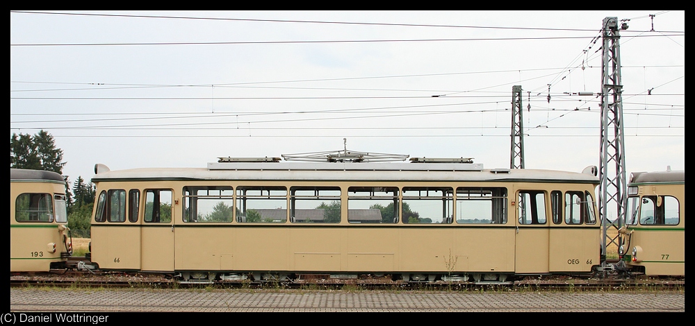 Volle Breitseite des Triebwagens 66 am 23. Juli 2010 vor der Wagenhalle Edingen.
