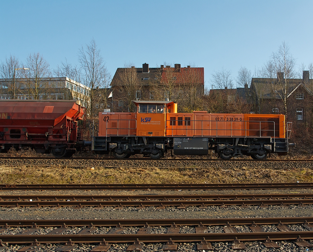 Volle Breitseite: Die Lok 42 der Kreisbahn Siegen-Wittgenstein (KSW), eine Vossloh G 1700 BB (F.-Nr. 1001108, Baujahr 2001) kommt mit zwei Gterwagen von Wrgendorf ber die Hellertalbahn (KBS 462) am 20.03.2012 nach Herdorf. Hier stellt sie dann einen kompl. Gterzug (leere Wagen) zur bergabefahrt zusammen und bringt diesen nach Betzdorf.