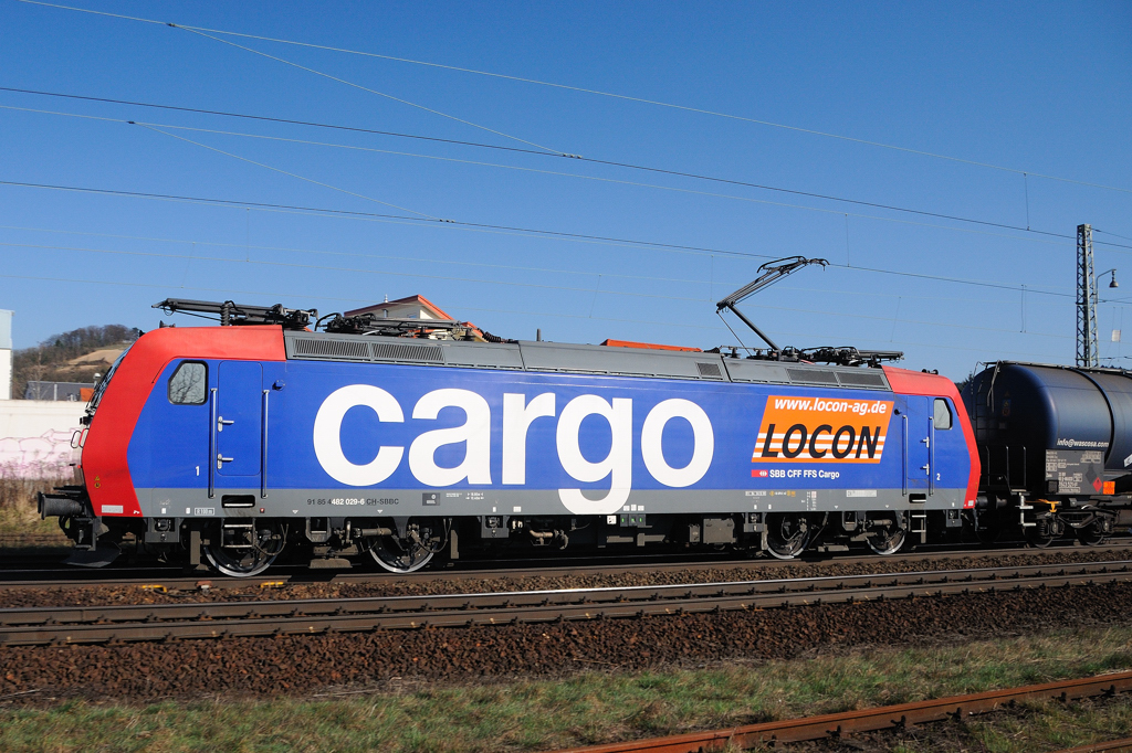 Volle Breitseite: Lokportrait von 482 029-6 im schnsten Frhabendlicht zu Auerbach an der Bergstrasse. Stolz zeigt sie ihre  Weisswandreifen . (21.03.2011).