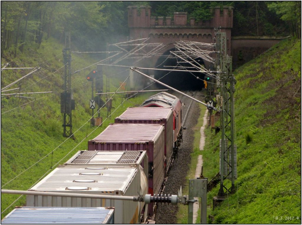 Volle Dieselpower f�r diese Class66. Die letzen Meter der Steilrampe hinauf zum
Scheitelpunkt,dann hinein in den Gemmenicher Tunnel. Aufnahme vom 8.Mai 2012.