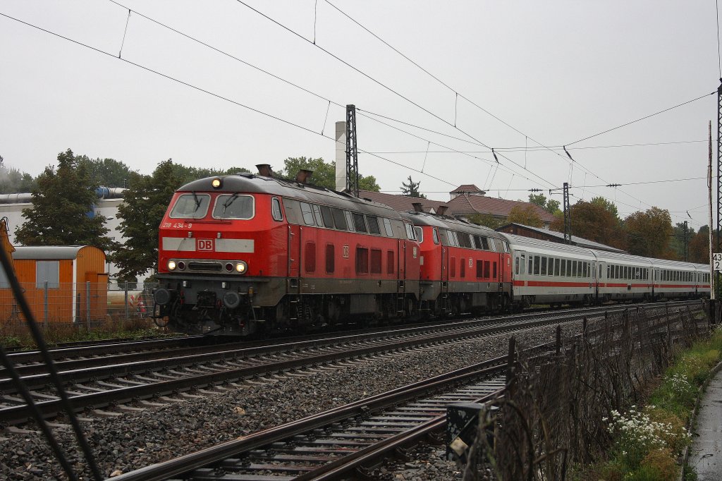 Volle Dieselpower in Gppingen am 18.09.2011: 2 218er bei der Vorbeifahrt am Leonhard Weiss Gelnde.