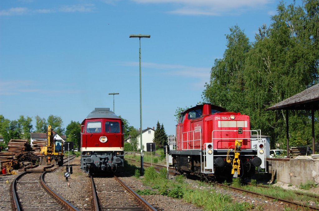 Voller Bahnhof am 20.05.2011 in Hirschau. Whrend 232 088 mit einem Schotterzug darauf wartet ins Baugleis zu fahren, kommt 294 765 gerade in Hirschau an. (Strecke Amberg-Schnaittenbach)