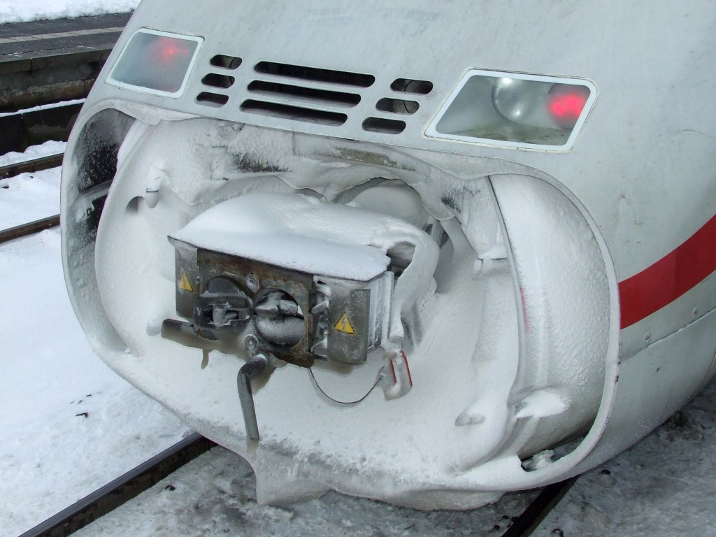 Vollgepackt mit Schnee und Eis prsentiert sich die Schaku eines ICE 2 am 03.01.2010 im Bochumer Hbf.
