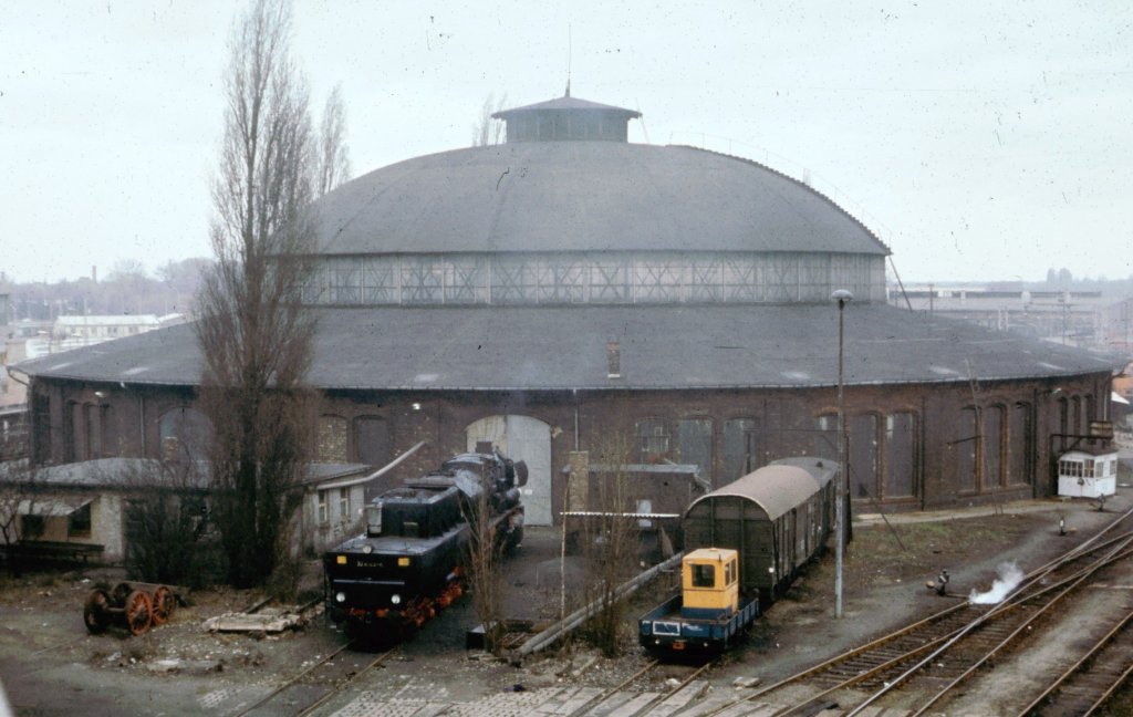 Vollrundschuppem Berlin-Pankow November 1984 mit einer 52 und Arbeitsfahrzeugen. Von der Br�cke aufgenommen ... Kamera unter der Jacke, schnell ein Foto gemacht, Kamera wieder weg und schnell weg (war eine Woche vorher da erwischt worden, weil man Bahnanlagen ja nicht fotografieren durfte).