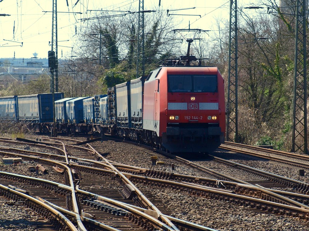 Vollsperrung wegen Bauarbeiten am 06.04.2010 bei Stolberg. Deshalb fhrt heute 152 144-2 mit dem T.T.S.-Containerzug von Aachen West Richtung Mnchengladbach. Hier kurz vor dem Schurzelter Viadukt.