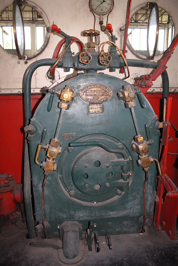 Vollstndig zeigt sich der Fhrerstand der Sung Noen Line Nr. 33 (Bt-n2, 600mm, Kyosan Kogyo - Fukushima/Japan, Bauj. 1949, Fabr.Nr. 6072). Thailand Railway Hall of Fame, besser bekannt als  Rail Museum Bangkok , am 19.Mrz 2011.