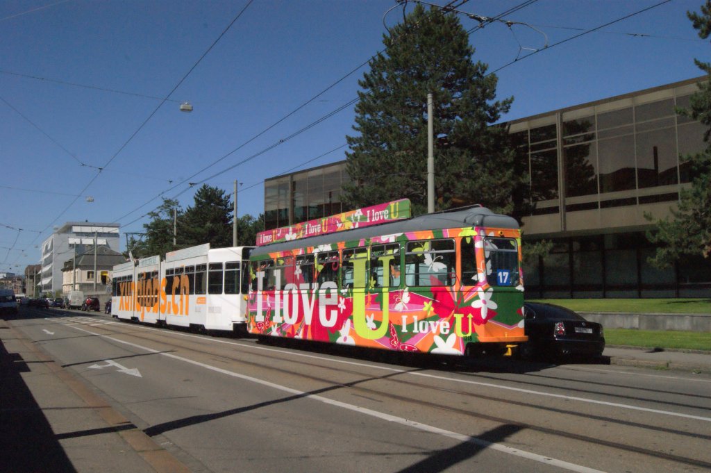 Vollwerbewagen auf der Linie 17 mit dem Be 4/8 240 und der Xundjobs.ch Werbung und dem B4 1418 mit der Vollwerbung fr das U-Abo. Die Aufnahme stammt vom 27.06.2012.