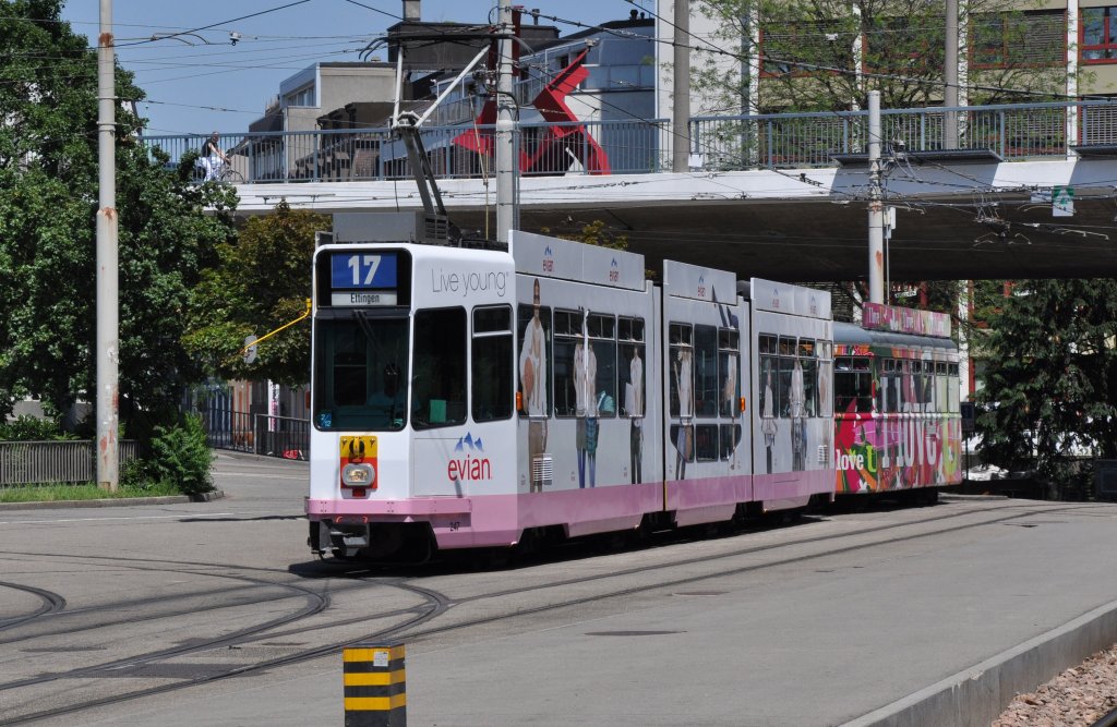 Vollwerbezug auf der Linie 17 kurz nach der Haltestelle Heuwaage. Be 4/8 247 mit der Evian Werbung und der B4 mit der Vollwerbung fr das U-Abo. Die Aufnahme stammt vom 16.06.2012.