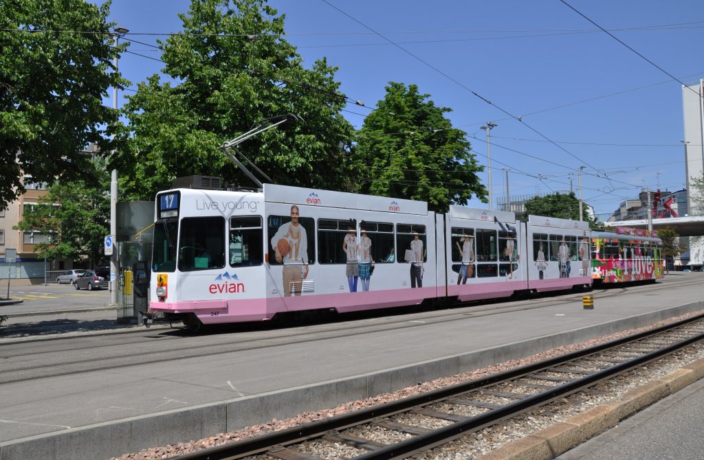 Vollwerbezug auf der Linie 17 kurz nach der Haltestelle Heuwaage. Be 4/8 247 mit der Evian Werbung und der B4 mit der Vollwerbung fr das U-Abo. Die Aufnahme stammt vom 16.06.2012.