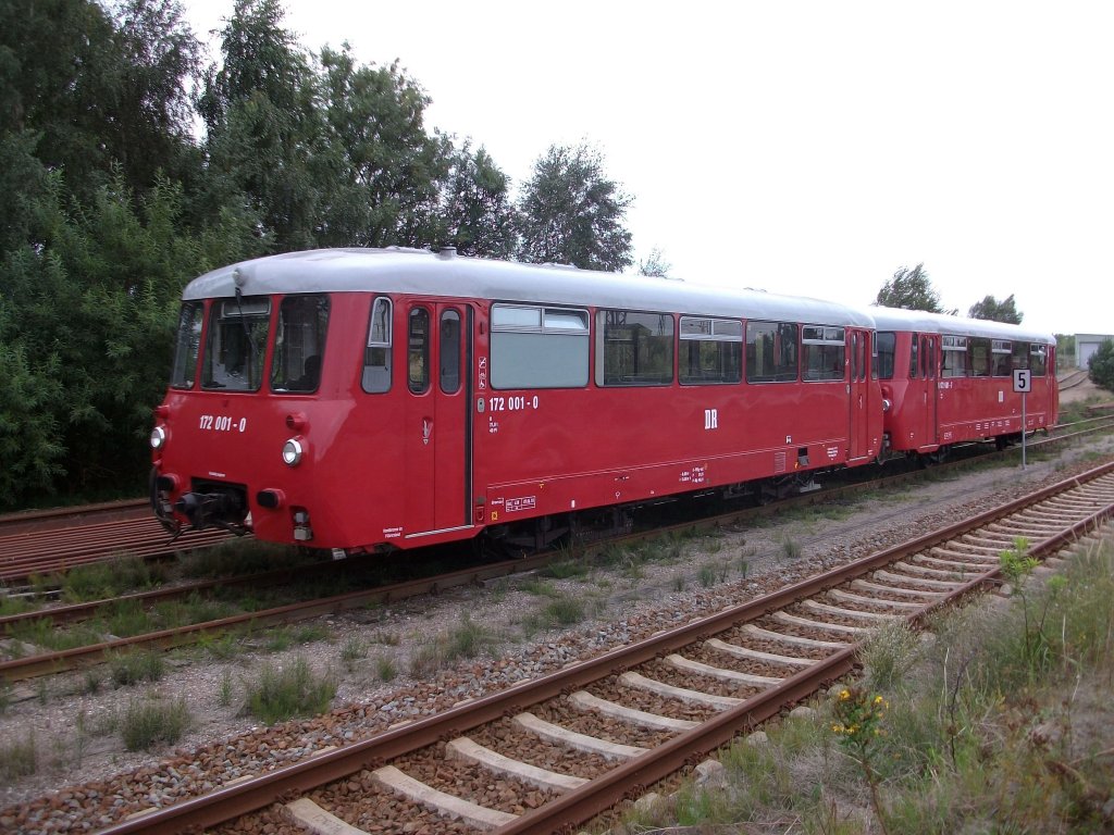 Vom 04. bis 11.September 2010 fand in Stralsund der 57.Kongress des Verbandes der Modelleisenbahner und Eisenbahnfreunde Europas(MOROP) statt,so wurde auch eine Sonderfahrt mit dem Neustrelitzer 172 001/601 nach Putbus organisiert.Am 09.September 2010 stand die Neustrelitzer Ferkeltaxe in Bergen/Rgen.