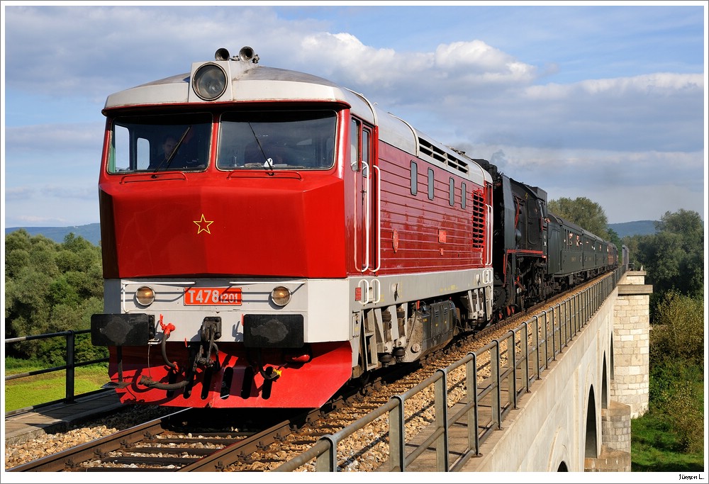 Vom 14. bis 23. September 2010 veranstaltete der Verein  Nostalgie Rhein Express  eine 4-Lnder-Reise von Basel nach Budapest. Auf der Hinreise passierte der Zug Passau, Selzthal, Semmering, Wr.Neustadt und Gyr. Die Rckreise erfolgte via Bratislava, Wien, Passau und Ulm. Es folgt eine kleine Fotoserie des Streckenabschnitts zw. Marchegg und Wien/West. Als erstes fotografierte ich den Zug whrend des Grenzbertritts auf der March-Brcke. Hier kam der Zug mit 919.138 (Zuglok) und T478.1201 (Vorspann) ber die Grenze; Marchegg, 19.9.2010.