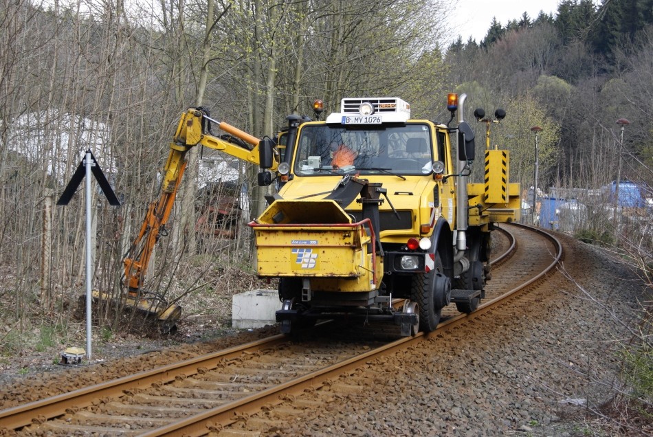 vom 16.04 - 18.04.2011 fand auf der Strecke Chemnitz - Aue eine Vollsperrung fr Freischneidungarebeiten statt. Auf de Bild der Unimog vor dem Bahnbergang in Dittersdorf.