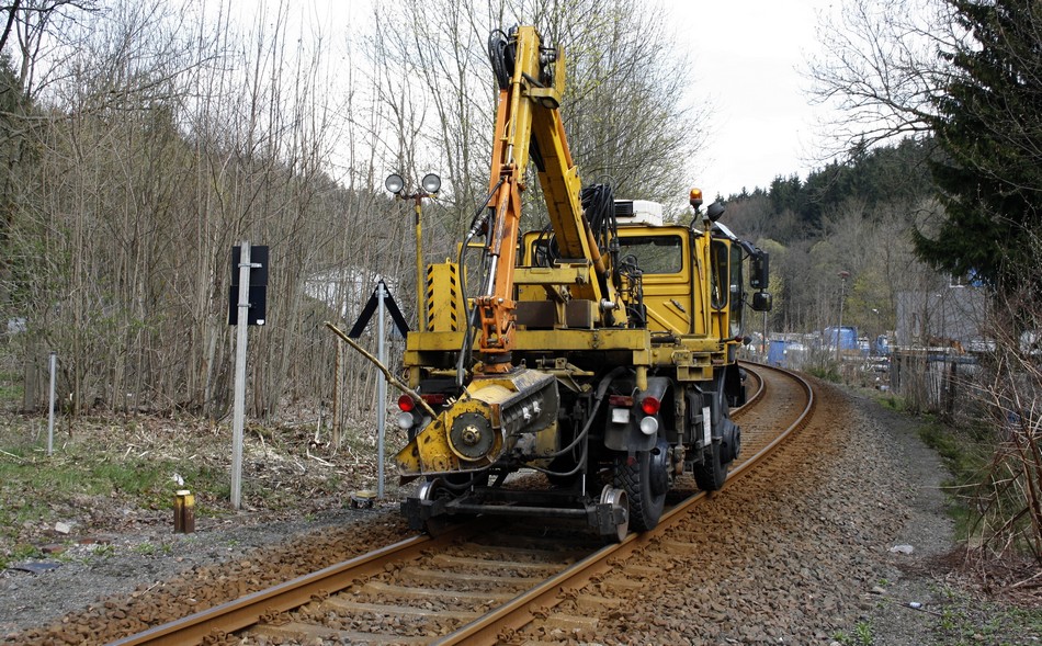 vom 16.04 - 18.04.2011 fand auf der Strecke Chemnitz - Aue eine Vollsperrung fr Freischneidungarebeiten statt. Auf de Bild der Unimog vor dem Bahnbergang in Dittersdorf. Nach der Drehung auf dem B. gehts zurck nach Einsiedel.