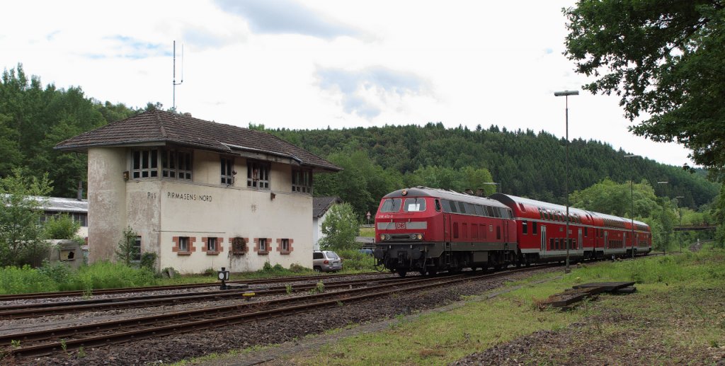 Vom 21.06. bis 23.06.2013 fand der Rheinland-Pfalz Tag in Pirmasens statt.

Die Strecke aus Kaiserslautern wurde im Halbstundentakt bis Pirmasens Hbf. verdichtet und anstelle mit Triebwagen mit Doppelstock Wendezgen und Baureihe 218 gefahren.
218 412-5 bringt einen weiteren Zug das Geflle aus Pirmasens Hauptbahnhof hinab und passiert das Stellwerk Pss.
Gleich wird der Bahnhof Pirmasens Nord erreicht.

22.06.2013 KBS 672 - Bahnstrecke 3310 Pirmasens/Nord -Pirmasens Hauptbahnhof.