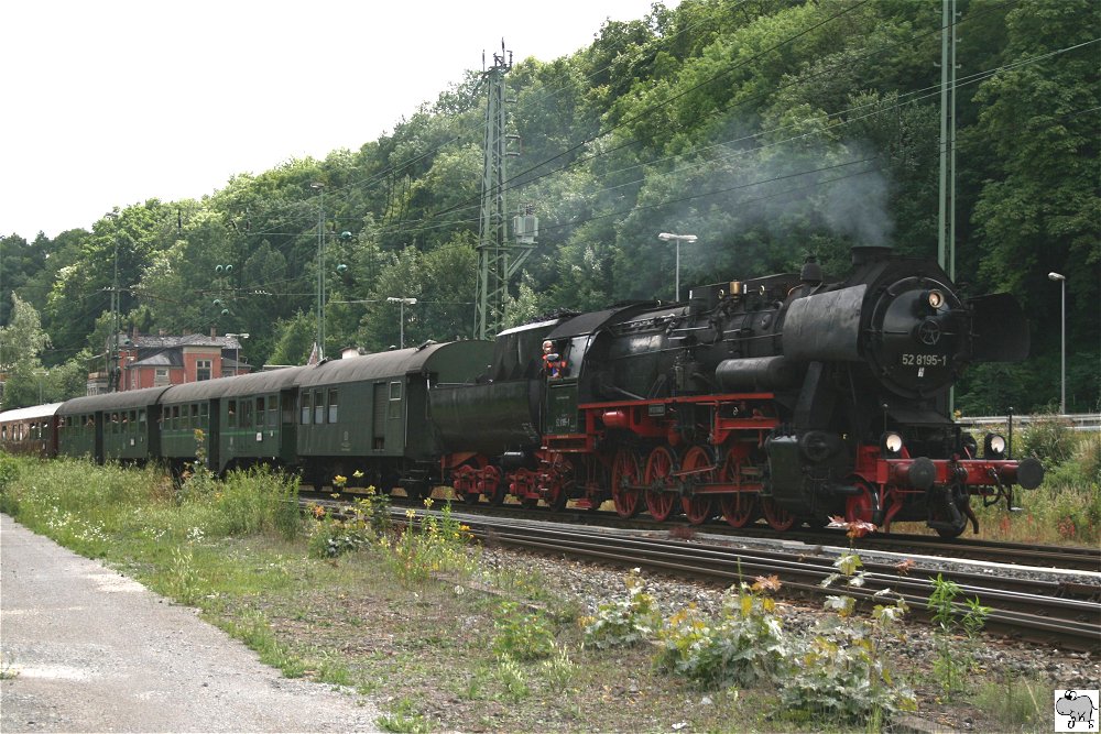 Vom 8. bis 10. Juli 2011 fand in Coburg das 20. Samba Festival statt. Zu diesen Anlass fuhr die Frnkische Museums Eisenbahn (FME) einen Sonderzug mit Lok 52 8195-1 nach Coburg. Diesen konnte ich am 9. Juli 2011 kurz vor 15 Uhr bei der Einfahrt in den Bahnhof Coburg ablichten. 
