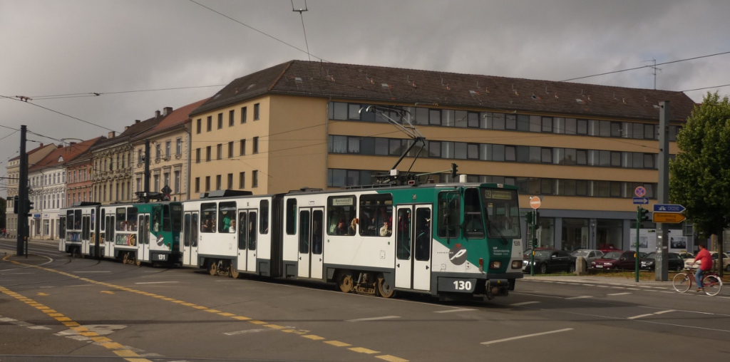 Vom Alten Markt kommend erreicht dieser Tatra-Zug (130/131) den Platz der Einheit. Potsdam, 2011-07-05.