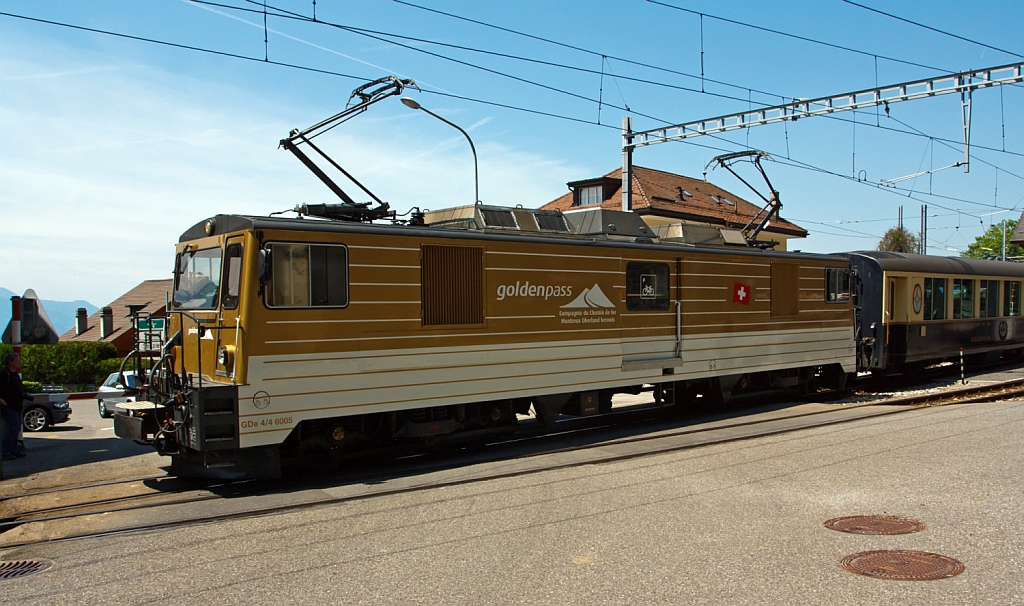 Vom Bahnhof Chamby geht es weiter nach Montreux hinab. - Die MOB GDe 4/4 6005 (ex TPF GDe 4/4 101) am 27.05.2012 mit dem GoldenPass Classic. Diese Loks, strenggenommen Gepcktriebwagen, habe eine Dauerleistung von 1016 kW und knnen 100 km/h schnell fahren, gebaut wurde sie 1983 von SLM, Winterthur und ABB, Baden.