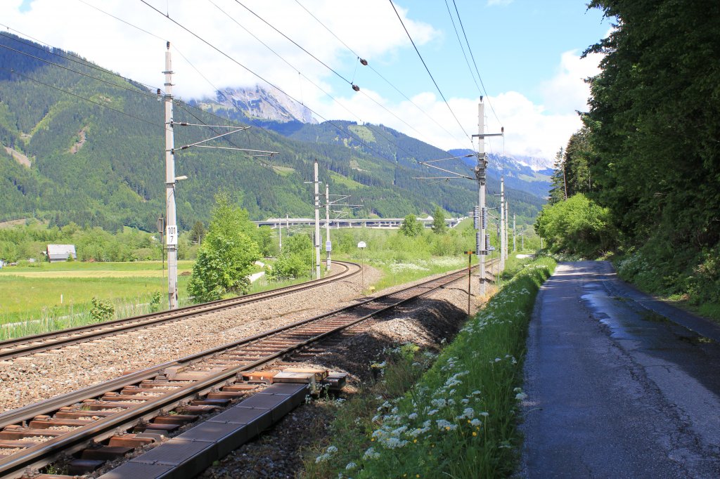 Vom Bahnhof Selztal in der Obersteiermark aus geht es zunchst zweispurig Richtung Westen bis hier an dieser Stelle die Pyhrnbahn links Richtung Norden abzweigt. Der rechte Schienenstrang (Rudolfbahn) folgt der Enns und wird heute gerne als Ausweichroute fr Gterzge genutzt, Mai 2013