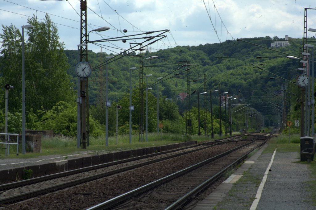 Vom Bahnsteig 2 aus blickt der Fotograf am 17.05.2012 Richtung Westen, Elbbrcke Niederwartha......
Aufnahmezeit 13:25 Uhr