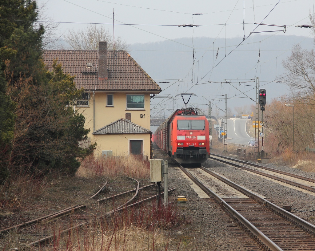 Vom Bahnsteig 2 in Bad Sooden-Allendorf hat meine eine schne Fernsicht in Richtung Norden woher gerade 152 115-2 mit einem Daimler-Zug am anrollen ist. Aufgenommen am 30.03.2013.