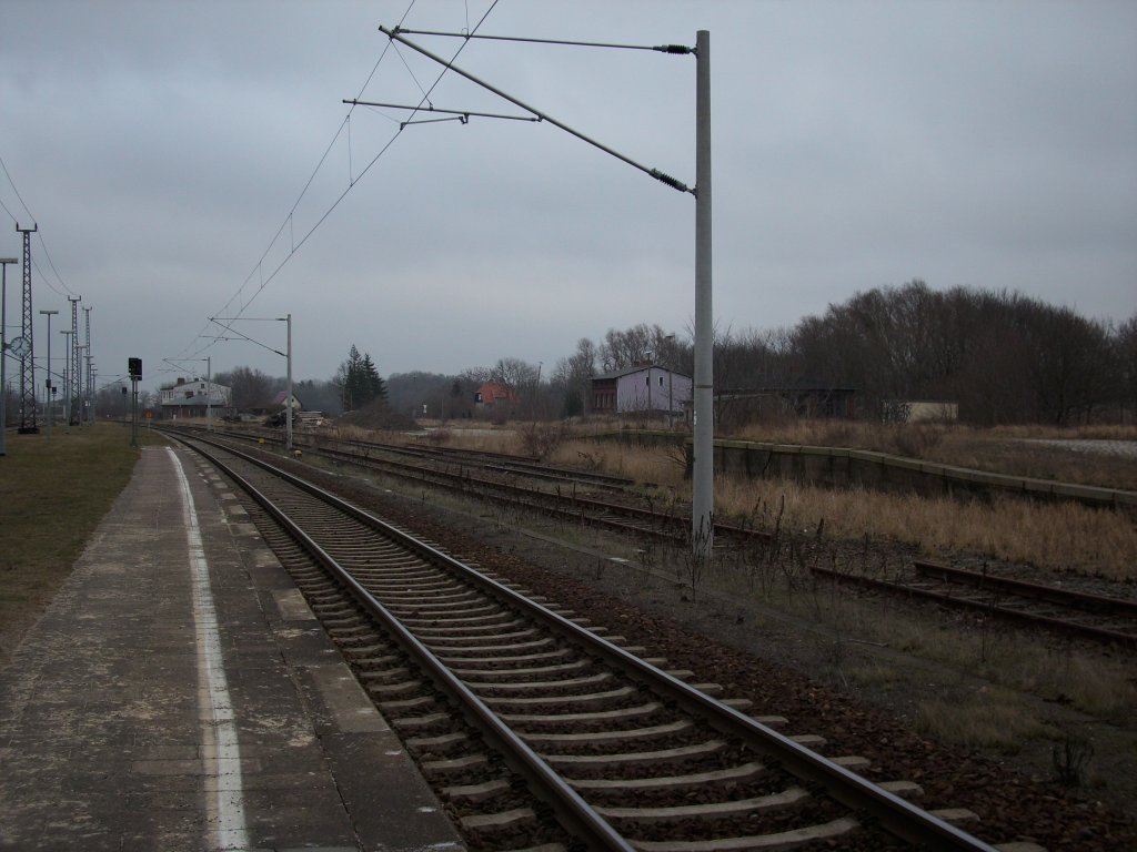 Vom Bahnsteig in Altefhr konnte man,am 23.Januar 2009,auch als Laie erkennen das auf den Gtergleisen kein Zug mehr fahren wird.