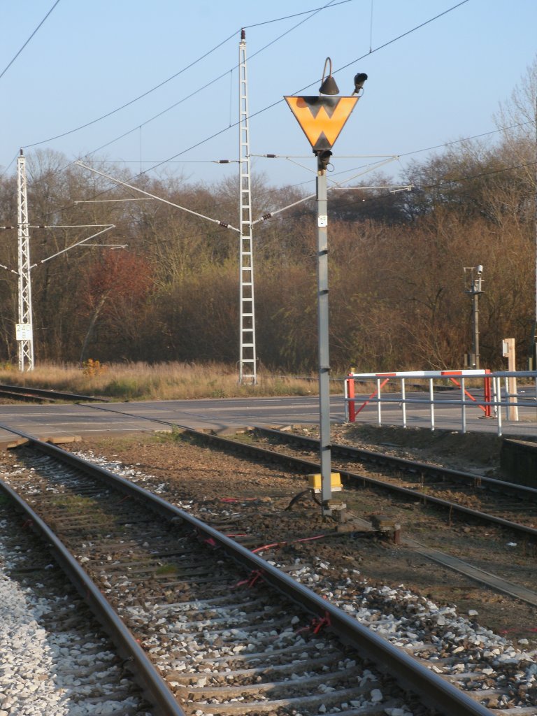 Vom Bahnsteig aus lie� sich,am 12.November 2011,dieses W�rtersignal in Samtens fotografieren.