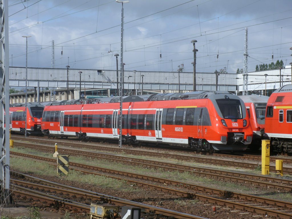 Vom Bahnsteig in Berlin Lichtenberg entstand die Aufnahme,am 12.Mai 2012,vom abgestellten Talent 2:442 125.