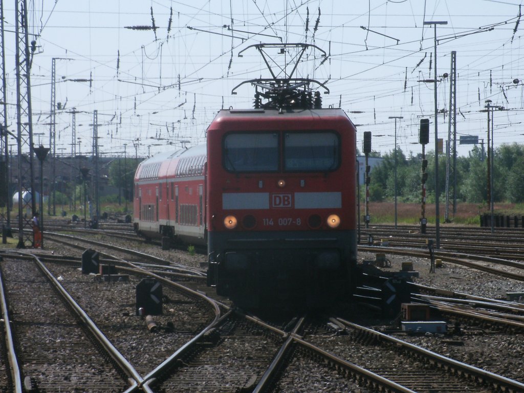 Vom Bahnsteigende fotografierte ich,am 16.Juli 2011,als 114 007,mit dem RE 18506 aus Falkenberg,die letzten Weichen vor dem Halt in Stralsund befuhr.