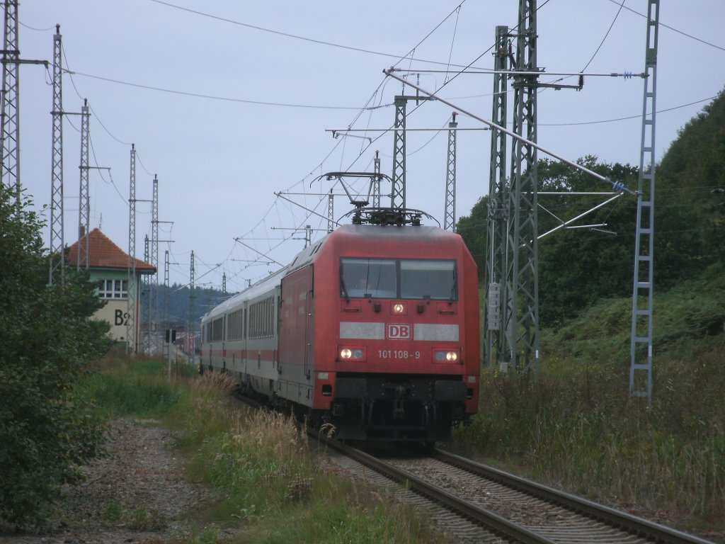 Vom Bahnbergang Feuersteinfelder aus endstand die Aufnahme,am 21.September 2011,als die 101 108,mit dem IC 2212 Koblenz-Binz,in Lietzow auf das Streckengleis nach Binz wechselte.