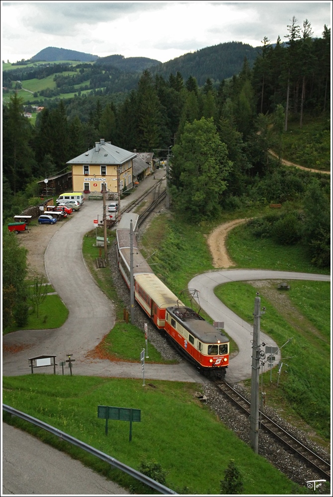 Vom Balkon des Hotel Winterbach, scho ich dieses Bild der E-Lok 1099 016 welche mit R6815 von St. Plten nach Mariazell unterwegs war. Winterbach 28.8.2010