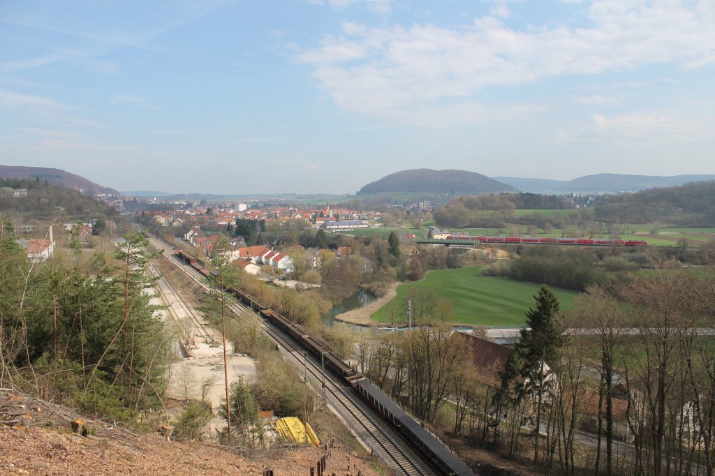 Vom Berg aus hat man einen wunderbaren Blick auf Treuchtlingen und die beiden abzweigenden Strecken.Im Hintergrund fhrt die Stecke Richtung Ingolstadt mit dem RE und der 111 und im Vordergrund die Kursbuchstrecke 910 nach Donauwrth hier mit einer Begegnung zwischen Gterzug und Elektrotriebwagen am 18.04.2013.