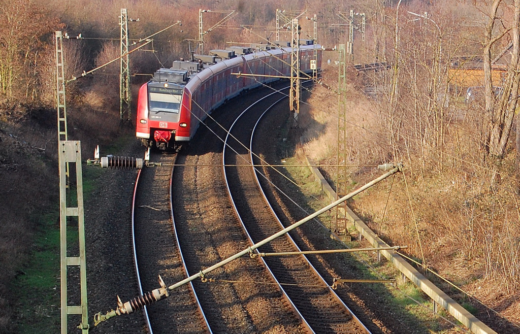Vom Bf Odenkirchen in Richtung Hochneukirch fahrend kommen die Triebwagen 425 091-6 und 425 532-9 auf der Linie RE8 durch die Gdderather Kurve gefahren. Samstag 28.1.2012