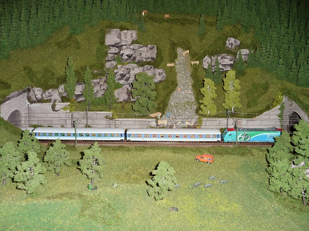 Vom Blitz getroffen - eingefrorener Zug.
Schwarzwald-Modellbahn, 3.10.11 