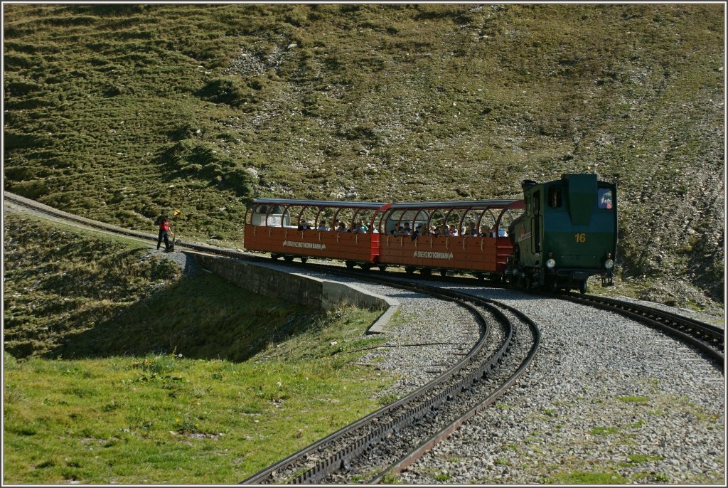 Vom Dieselzug hatten wir immer wieder einen schnen Blick auf den uns nachfolgenden Dampfzug mit der Lok 16. Hier bei der Kreuzungsstation Oberstafel.
(01.10.2011)