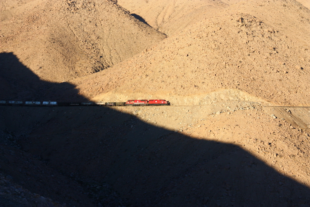 vom Dunkel ins Licht - kurz vor Sonnenuntergang werden die Schatten sehr lang ... SPCC 61 & 32 ziehen ihren Zug durch die nrdlichen Auslufer der Atacama-Wste hinauf nach Toquepala - 29.08.2011