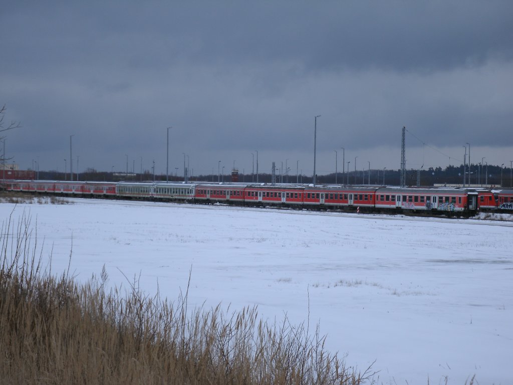 Vom ehmaligen Haltepunkt Mukran-West aus lassen sind die abgestellten IC-und RE-Wagen mit Hilfe von Zoom ausfotografieren.Aufnahme vom 18.Januar 2013.
