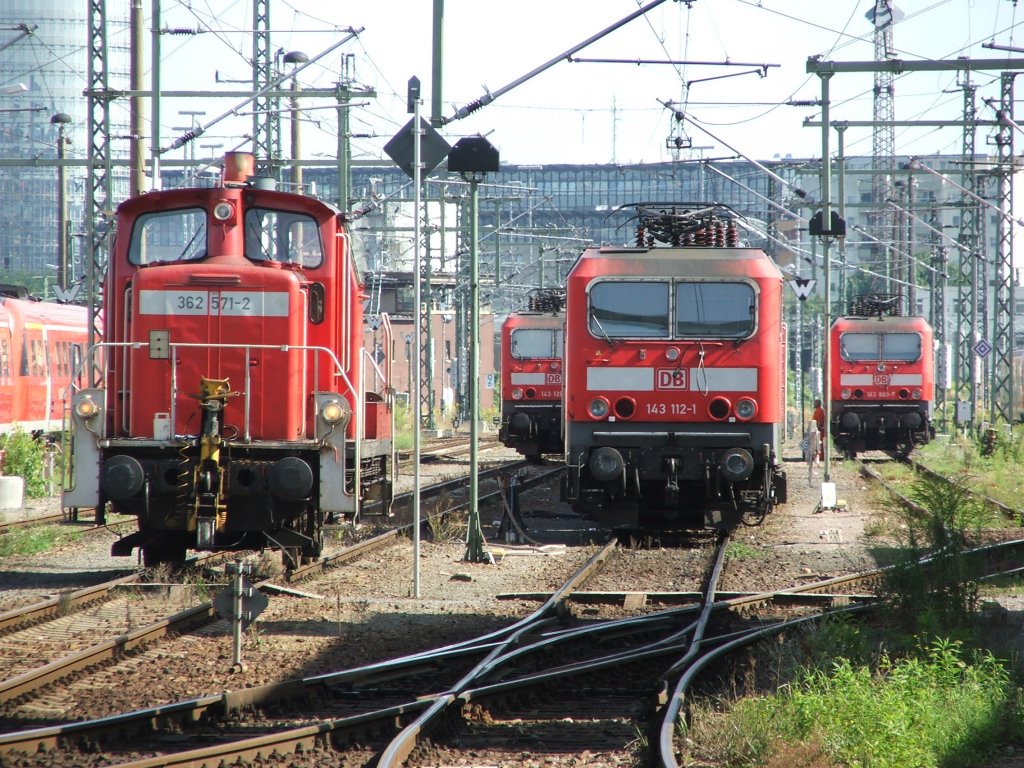 Vom Gelnde des Eisenbahnmuseums Dresden bot sich am 21.08.2010 der Blick auf mehrere wartende E-Loks der BR 143 und eine BR 362 im Bw Dresden Altstadt.