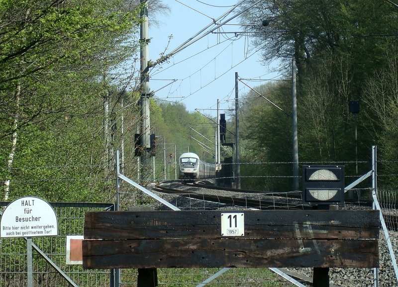 Vom Gelnde des VVM-Eisenbahnmuseums  Lokschuppen Aumhle  hat man einen hervorragenden Blick auf die Hauptstrecke Richtung Berlin. 22.4.2011 
