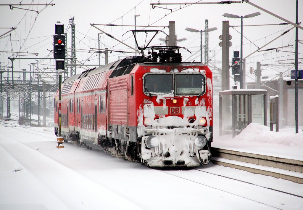 Vom harten Winterdienst gezeichnet erreicht eine BR 143 mit dem RE von Mageburg Hbf nach Leipzig Hbf den Bahnhof Bitterfeld. Fotografiert am 02.01.2010.