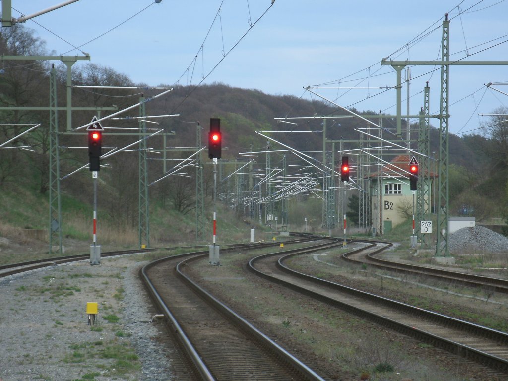 Vom im Hintergrund zuerkennenden Stellwerk werden die Ausfahrsignale von Lietzow in Richtung Sassnitz,Mukran und Binz gesteuert.Aufnahme vom 27.April 2012.