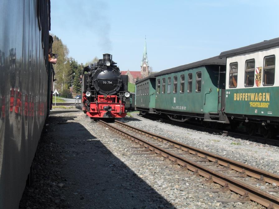 Vom Inselbahnsteig in Hammerunterwiesenthal habe ich diese Zugkreuzung aufgenommen. 99 794 kommt aus Cranzahl und hat Einfahrt in Hammerunterwiesenthal. (06.05.2011)