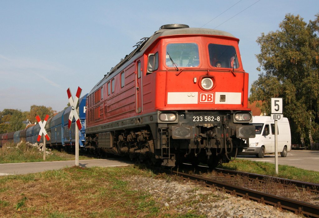 Vom Kraftwerk Zolling kam mir 233 562-8 am 05.10.11 mit einem Kohle-Leerzug Richtung Langenbach (Oberbay) in Haag an der Amper entgegen.