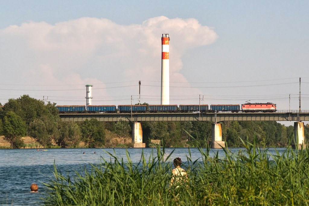 Vom Liegestuhl aus fofografiert: BR 1144 berquert mit einem Gterzug die neue Donau in Wien. Die Aufnahme entstand am 06.08.2013.