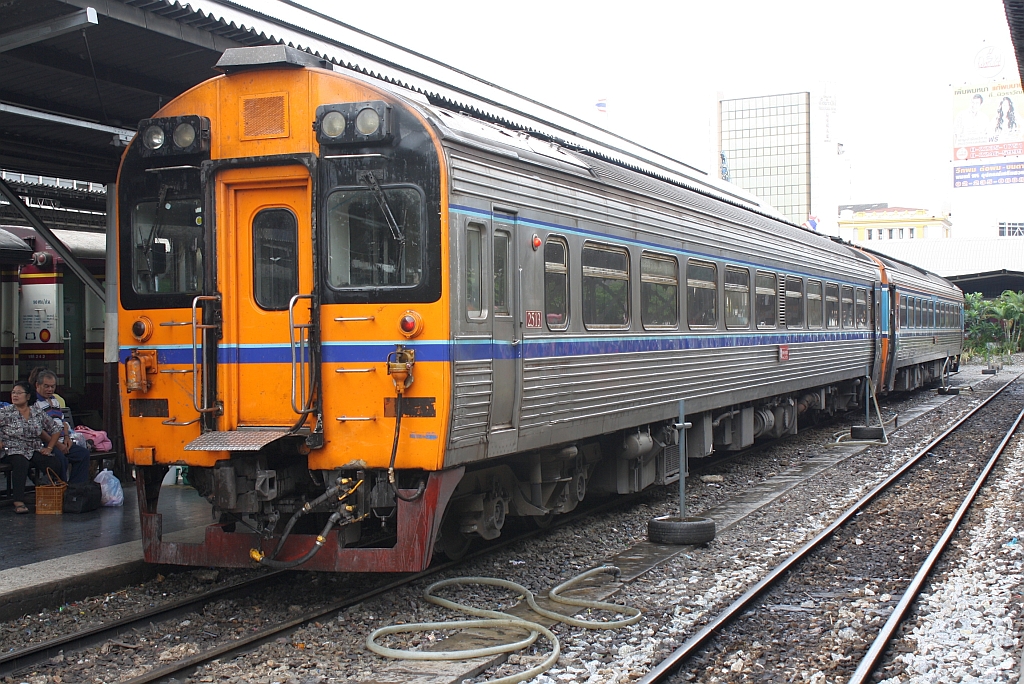 Vom neuen Design noch verschont, wartet der APD.20 2513 als SP EXP 43 nach Surat Thani am 24.Juli 2012 in der Hua Lamphong Station auf seine Abfahrt.