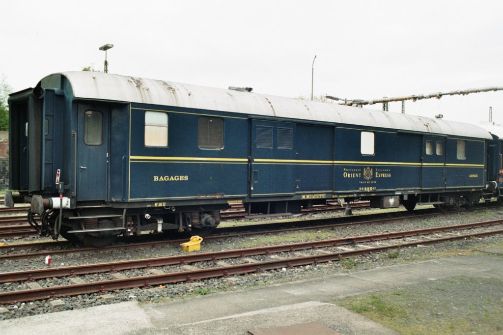 Vom Nostalgie Orient Express steht der Packwagen abgestellt im BW Krefeld.Der Zahn der Zeit fngt an zu nagen.Aufnahme 02.08.2010