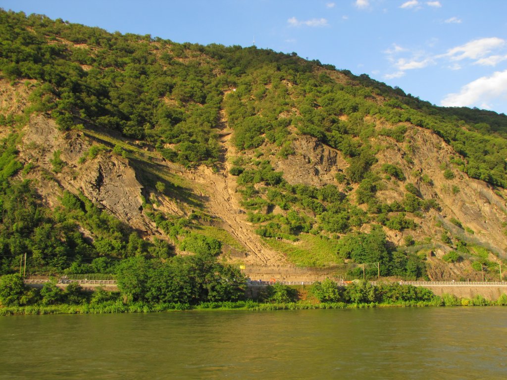 Vom Rhein aus konnte man am 07.07.2012 sehr gut die Hangabrutschstelle an der KBS 466 zwischen Kaub und St. Goarshausen sehen, wo am 29.06.2012 whrend einem schweren Unwetter eine Schlammlawine herab kam und die Gleise unbefahrbar machte.