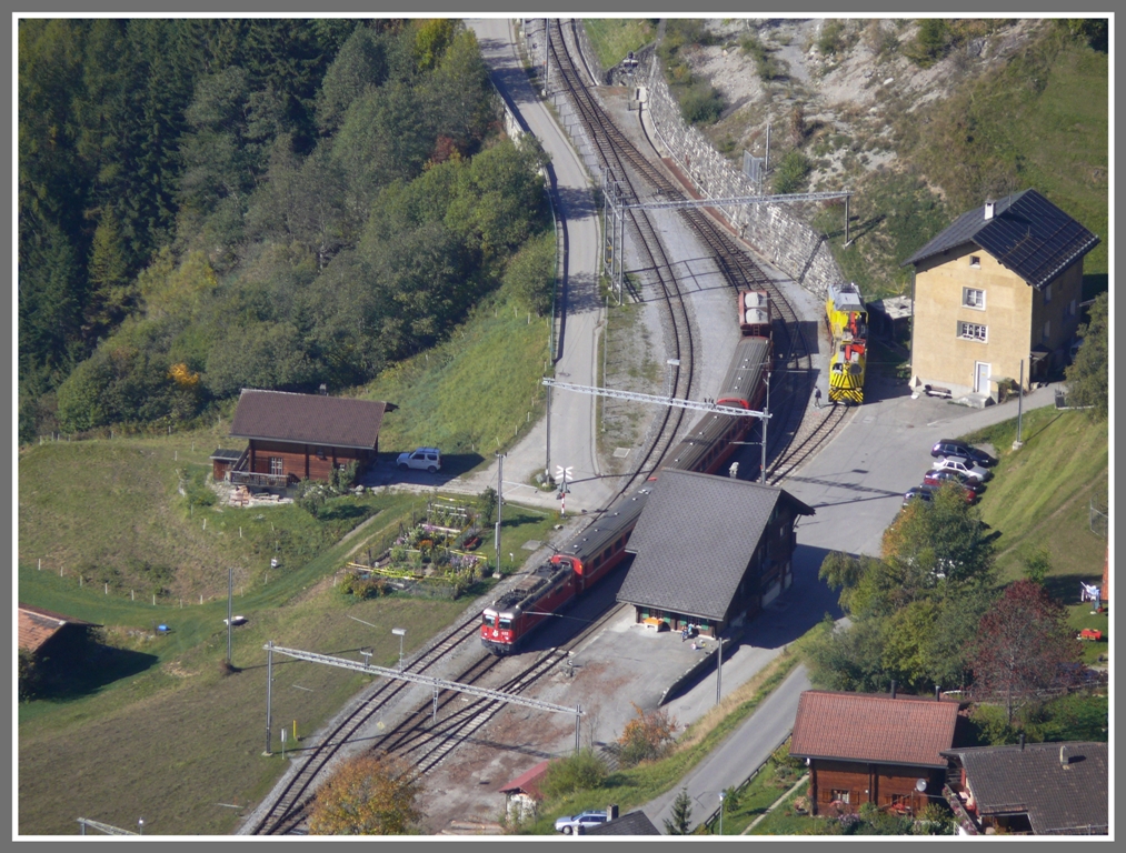 Vom Rongg 300 Hhenmeter oberhalb Langwies kann man Zug 1441 nach Arosa whrend einer viertel Stunde verfolgen. Hier ist er in Langwies eingetroffen. (12.10.2010)