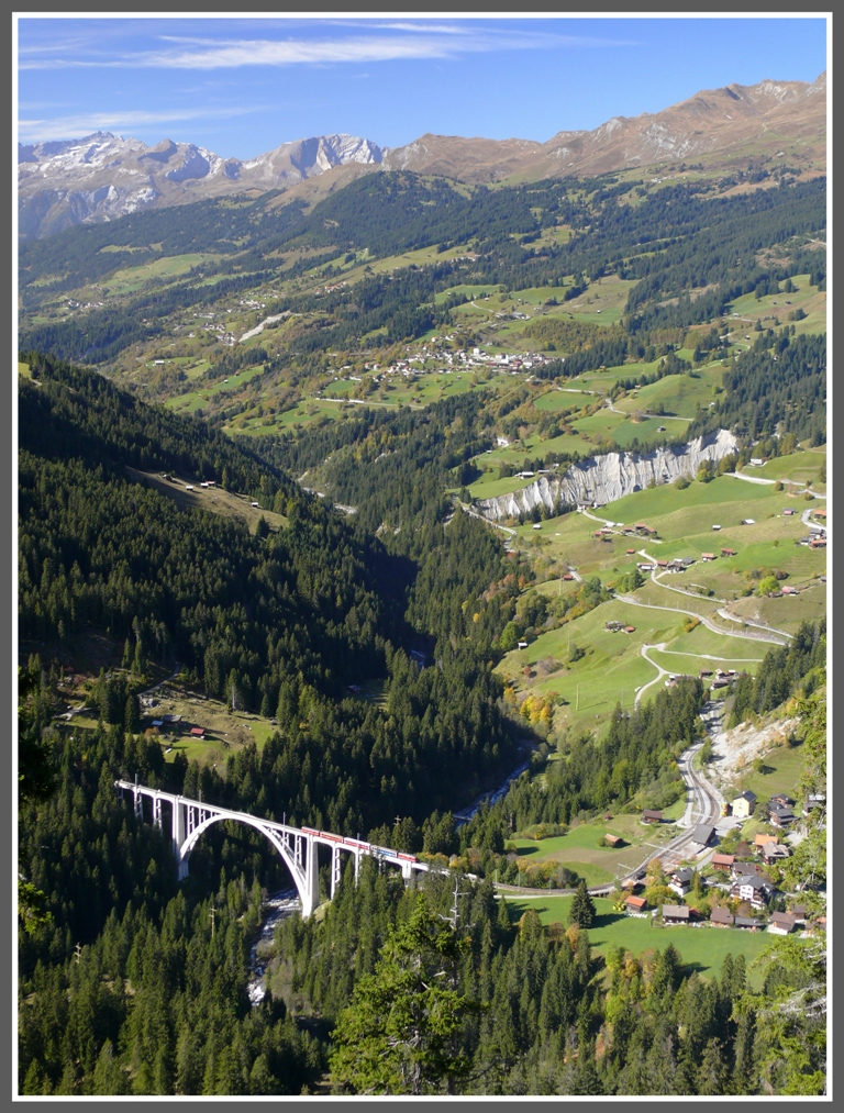 Vom Rongg 300 Hhenmeter oberhalb Langwies bietet sich dieser phantastische Blick aufs Schanfigg vom Langwieser Viadukt bis zum Calanda im Hintergrund. Soeben berquert R1444 die Plessur. (12.10.2010)