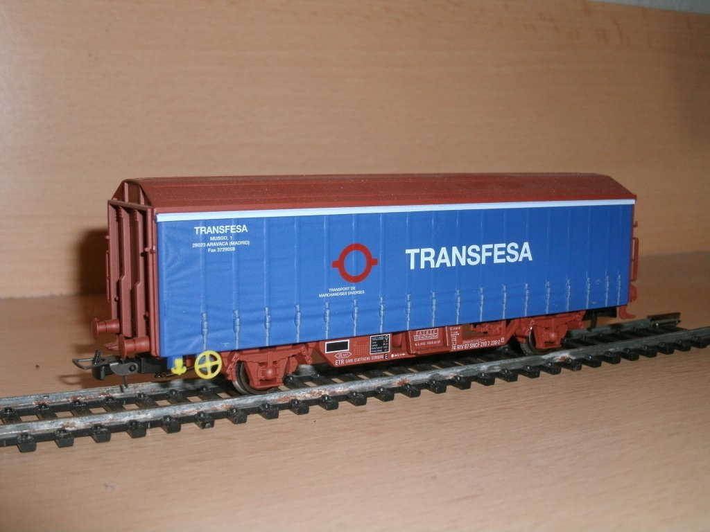 Vom spanischen Modellbahnhersteller Electrotren stammt dieses H0-Modell eines franzssische Schiebeplanwagen der fr das spanische Transportunternehmen  TRANSFESA  im Einsatz ist. 