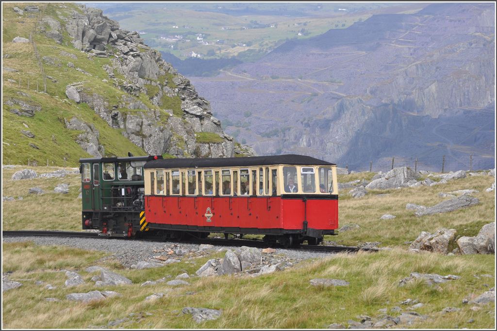 Vom Tal herauf kommt Diesellok 12  George . Im Hintergrund erkennt mann die ehemaligen Schifersteinbrche rund um Llanberis. (06.09.2012)